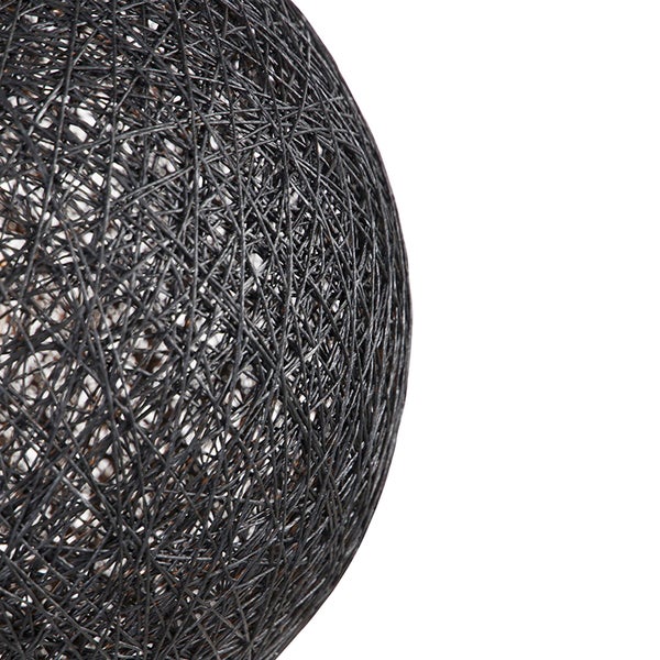 Detailaufnahme eines kugelförmigen Lampenschirms aus dunklen, verflochtenen Fasern.