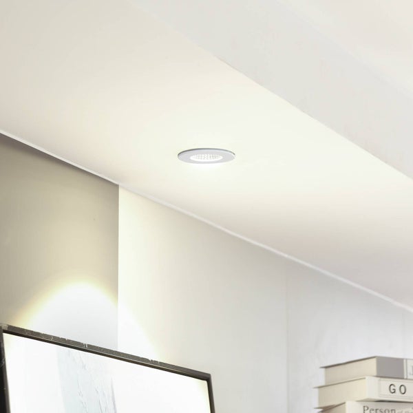 LED-Einbaustrahler in Zimmerdecke montiert, modernes Design für hell beleuchtete Wohnräume.