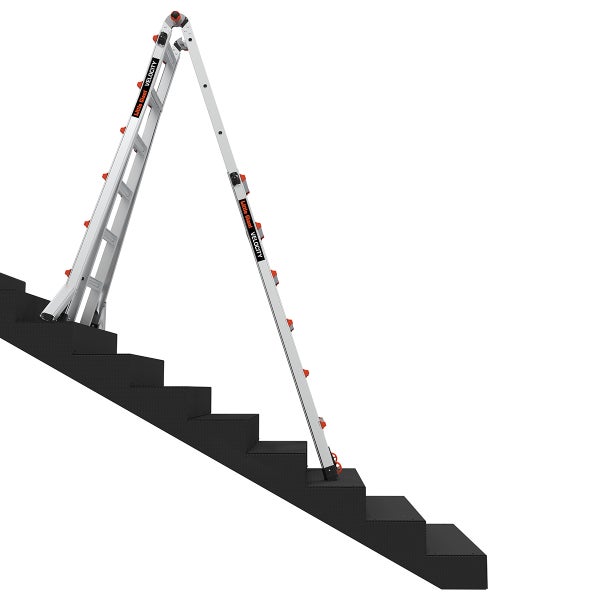 Aluminium Mehrzweckleiter von Little Giant Velocity als A-Leiter auf einer Treppe platziert