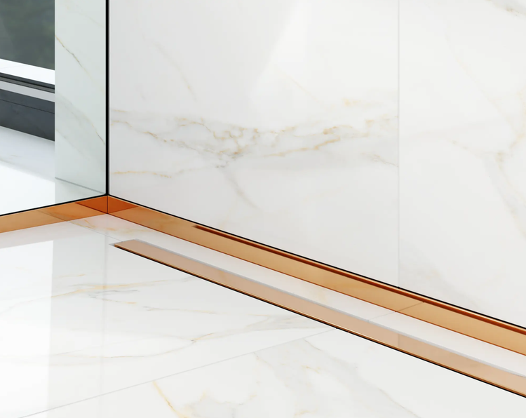 Duschrinne und Wandprofil in Kupferoptik in einem Badezimmer mit Marmorfliesen.