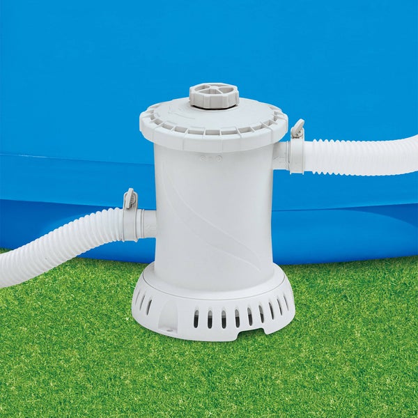 Poolfilteranlage mit Schläuchen vor blauem Pool