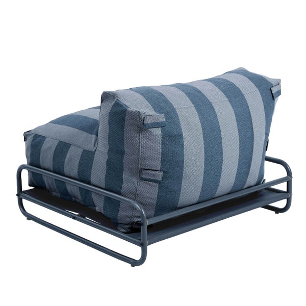 Gestreifter Outdoor-Loungesessel mit Metallgestell und dickem blauem Sitzkissen für den Garten.