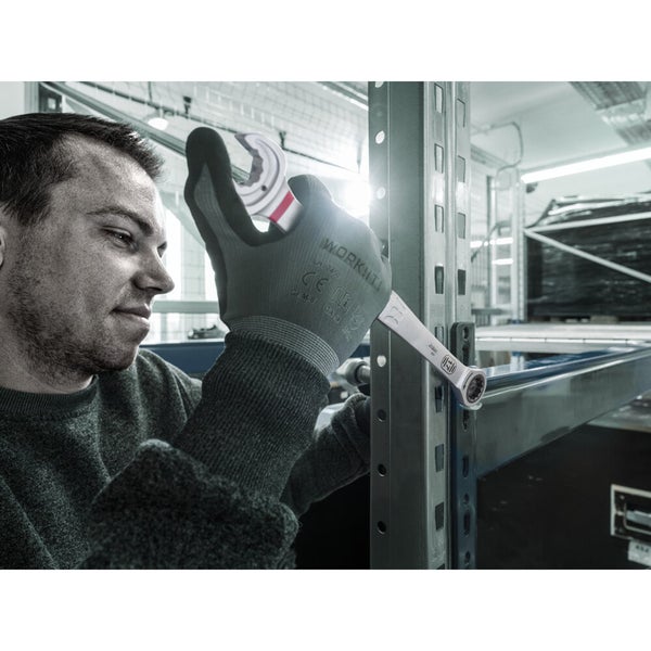 Ein Mann benutzt einen Rollgabelschlüssel zum Befestigen von Regalen.