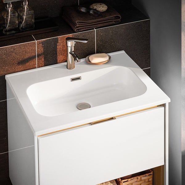 Waschtisch mit Waschbecken, Armatur und Ablage im Badezimmer