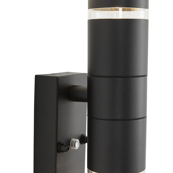 Moderne zylindrische Außenwandleuchte in Schwarz mit rechteckiger Wandhalterung.