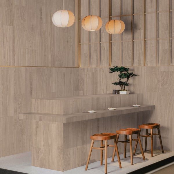 Moderner Essbereich in Holzoptik mit Wandpaneelen, abgestufter Theke, runden Pendelleuchten und Hockern im japanischen Stil.