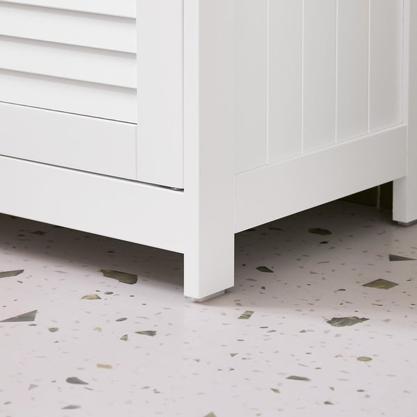 Detailansicht eines weißen Unterschranks mit Füßen