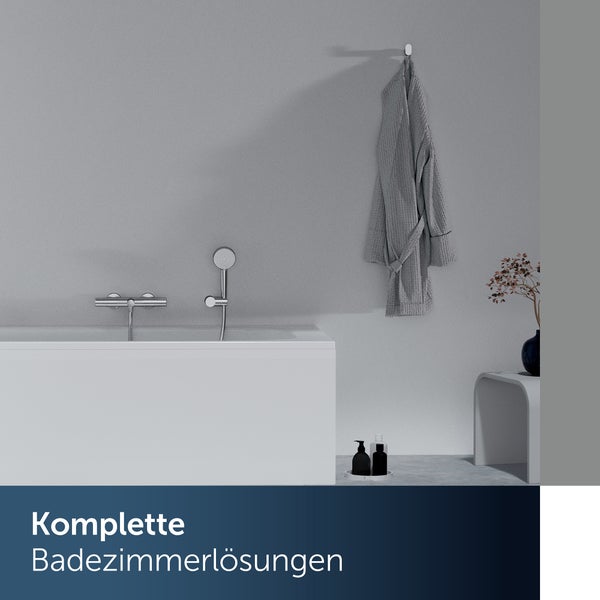 Modernes Badezimmer mit Badewanne, Armatur, Handbrause, Bademantel am Wandhaken, kleiner Ablage und Deko-Vase in minimalistischer Gestaltung.