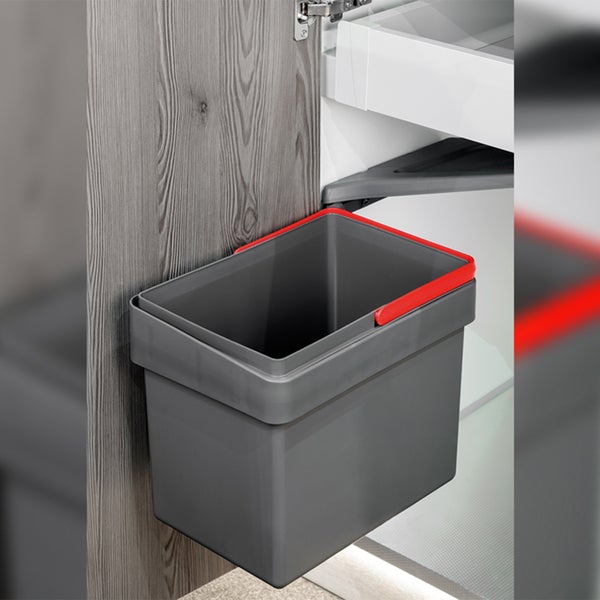 Einbau-Abfalleimer aus Kunststoff an einer Schranktür montiert.