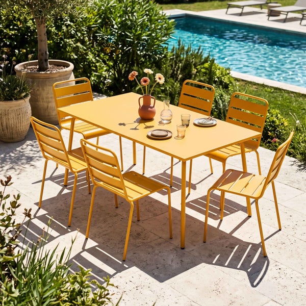 Modernes gelbes Gartenmöbel-Set aus Metall bestehend aus einem rechteckigen Tisch und sechs Stühlen auf einer sonnigen Terrasse am Pool.