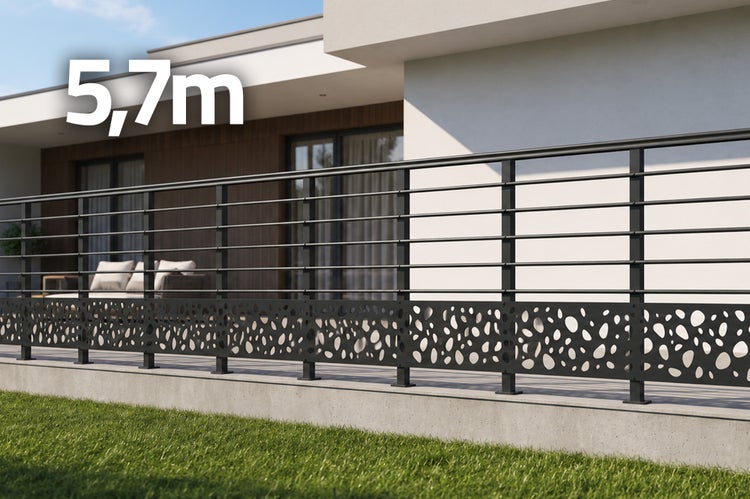 Moderne Balkonbrüstung mit fünf komma sieben Meter Länge und dekorativem Lochmuster an einer Hausfassade mit Terrasse und Garten.