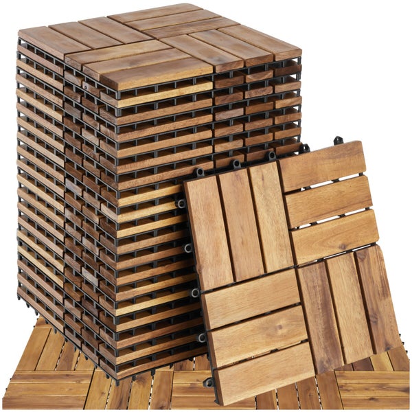 Stapel aus quadratischen Holzfliesen aus Akazienholz mit Kunststoffunterkonstruktion für die Terrasse.
