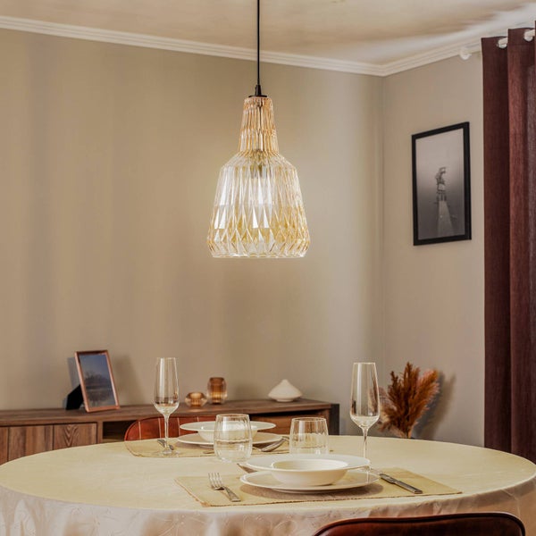 Pendelleuchte aus strukturiertem bernsteinfarbenem Glas über einem gedeckten runden Esstisch in einem modern eingerichteten Esszimmer.