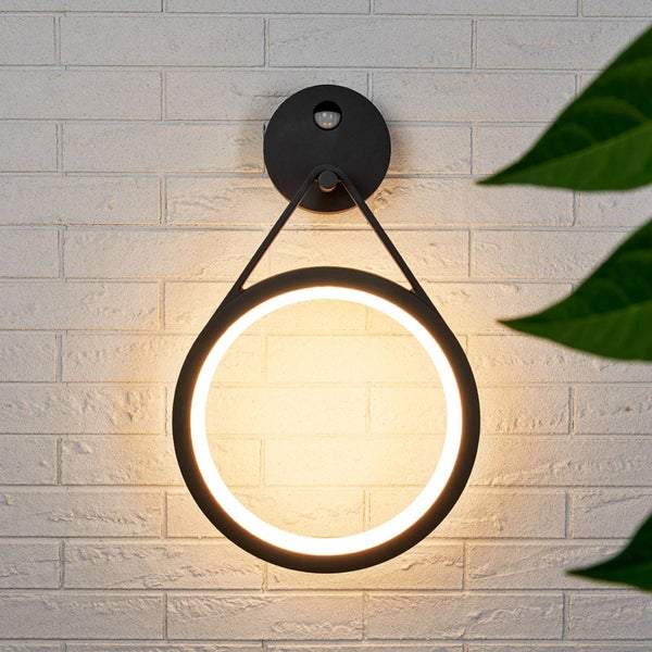 Lucande LED Wandleuchte außen Mirco mit Bewegungsmelder (spritzwassergeschützt (Modern) in Schwarz aus Aluminium (1 flammig, ) - Wandlampe für Außenwand/Hauswand Haus Terrasse und Balkon
