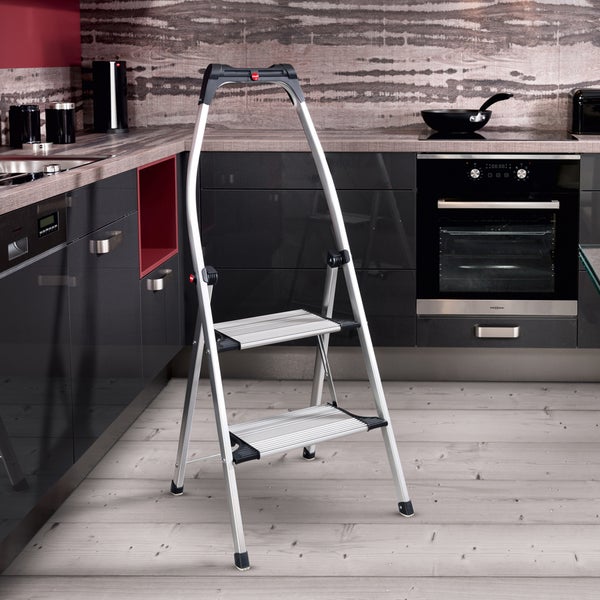 Aluminium-Trittleiter mit zwei Stufen in einer modernen Küche.