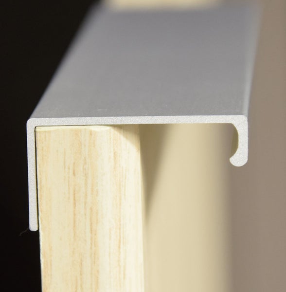 Griffleiste aus Metall an einer Möbelfront