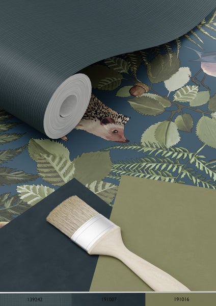 Tapetenmuster mit Igel- und Pflanzenmotiven, Farbfelder und Pinsel
