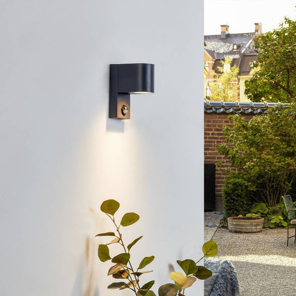 Lindby Wandleuchte außen Gelso mit Bewegungsmelder (spritzwassergeschützt (Modern) in Schwarz aus Aluminium (1 flammig, GU10) - Wandlampe für Außenwand/Hauswand Haus Terrasse und Balkon