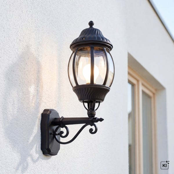 Klassische Außenwandleuchte aus Metall mit Klarglas für die Hausfassade