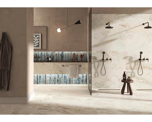 Modernes Badezimmer mit großformatigen Fliesen in Marmoroptik und einer Akzentwand aus vertikalen blauen Fliesen im Waschbeckenbereich.