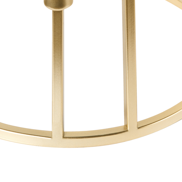 Tischdekoration mit goldenem Kerzenständer und brennenden Kerzen