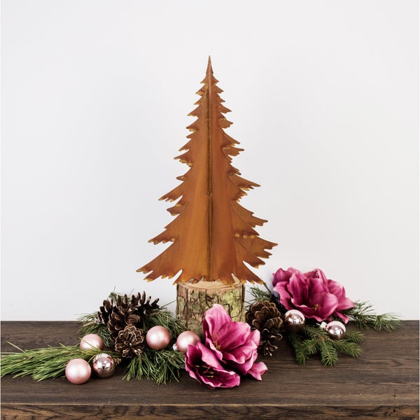 Weihnachtsdekoration mit einem Tannenbaum aus Metall auf einem Holzstamm, dekoriert mit Tannenzweigen, Zapfen, Blumen und Weihnachtskugeln.