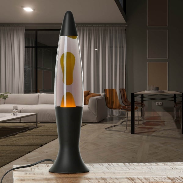 Lavalampe mit schwarzem Fuß auf einem Holztisch in einem Wohnzimmer