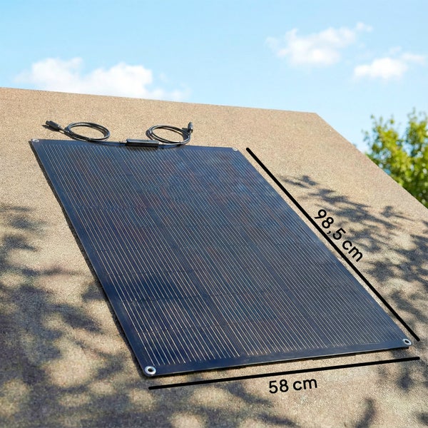 Flexibles Solarpanel mit Anschlusskabeln und Maßangaben 98,5 Zentimeter mal 58 Zentimeter auf einer strukturierten Oberfläche.