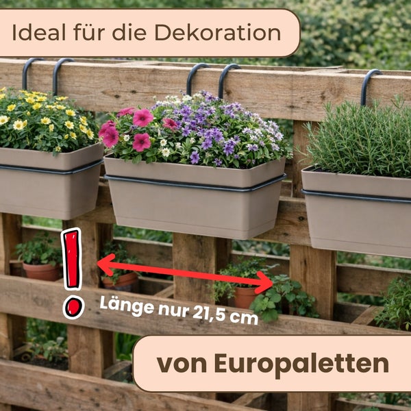 Blumenkästen für Europaletten mit einer Länge von 21,5 Zentimetern, bepflanzt mit Blumen und Kräutern an einer Holzpalette.
