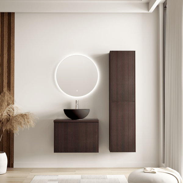 Modernes Badezimmer mit Waschtisch, rundem LED Spiegel und hohem Badschrank in geriffelter Holzoptik und Aufsatzwaschbecken.