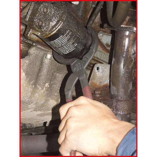 Ölfilterwechsel mit Ölfilterschlüssel