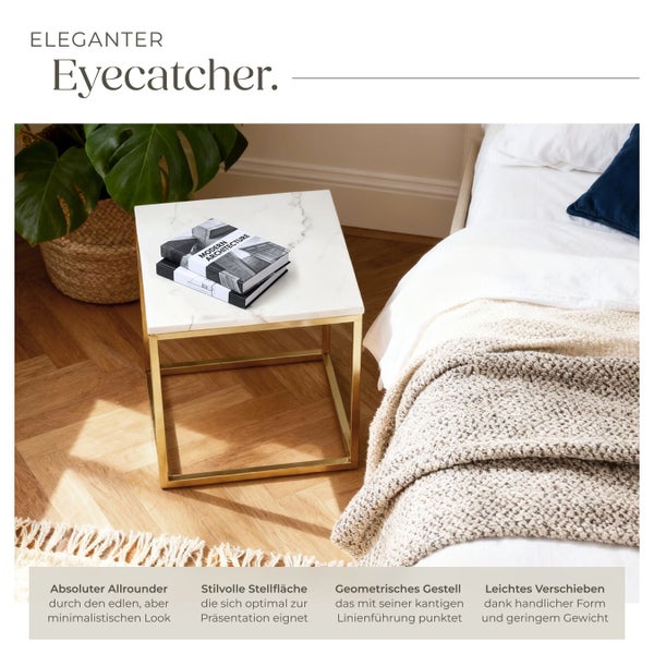 Dekoratives Arrangement mit einem Beistelltisch mit Marmorplatte und goldenem Gestell in einer stilvollen Wohnumgebung.