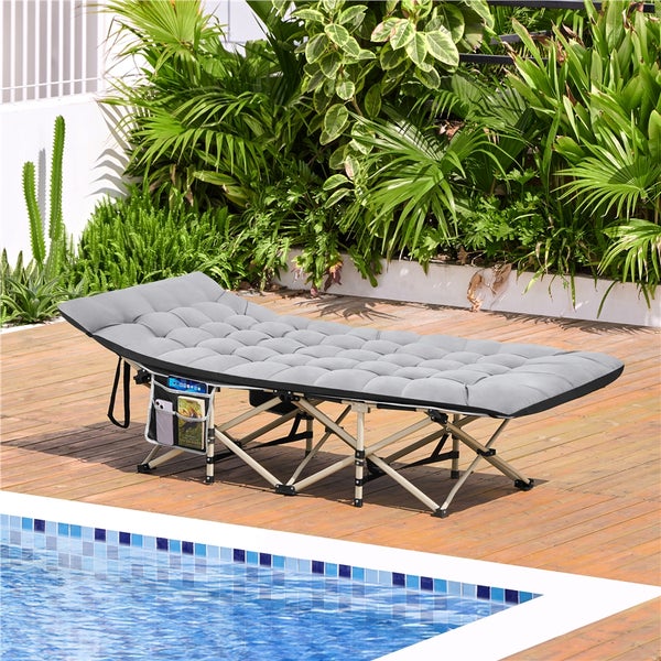 Graue Campingliege mit Seitentasche neben dem Pool