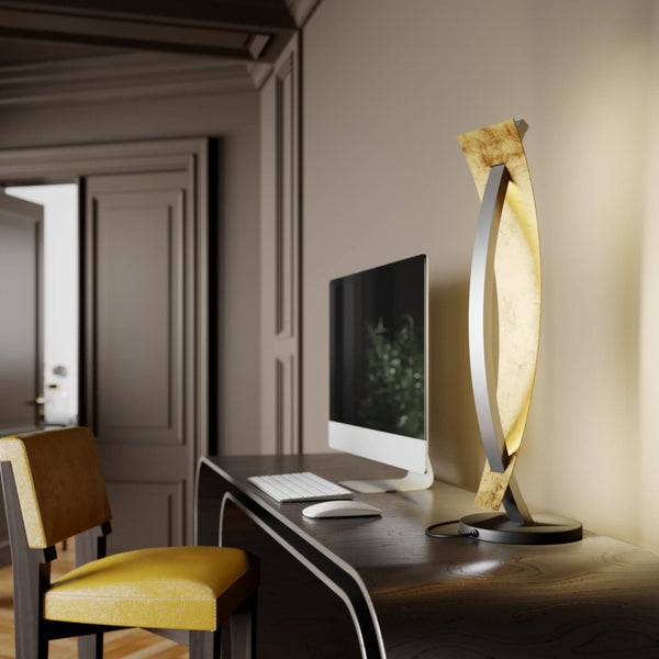 Moderne skulpturale Tischleuchte auf einem dunklen Schreibtisch mit Monitor und gelbem Stuhl in einem hellen Arbeitszimmer.