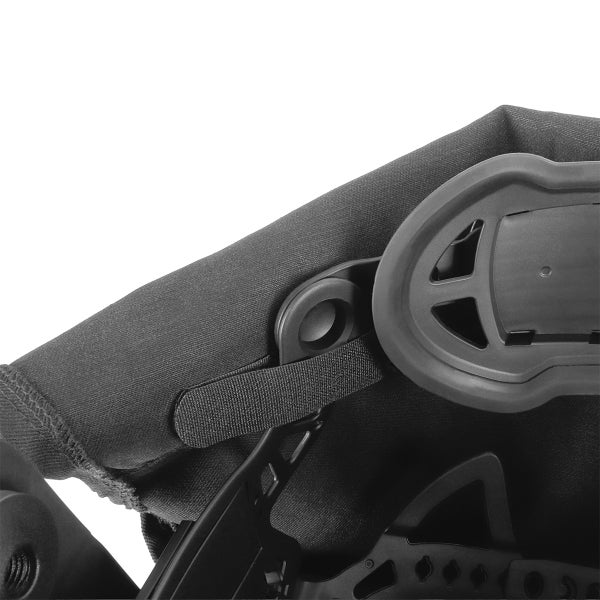 Detailansicht eines Kinderwagens mit Textilbezug und Kunststoffelementen