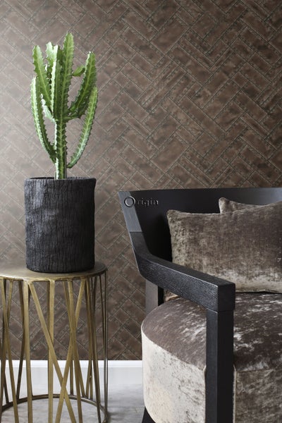 Dekorative Szene mit Kaktus im Topf auf Beistelltisch und Sessel vor gemusterter Wandtapete