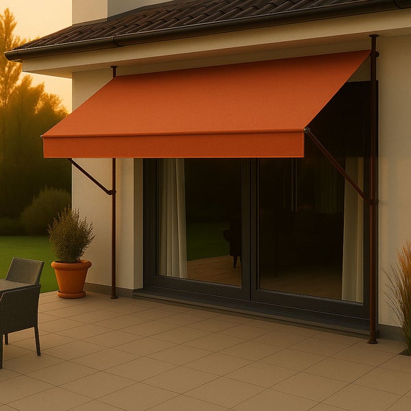 Terrasse mit Markise am Haus