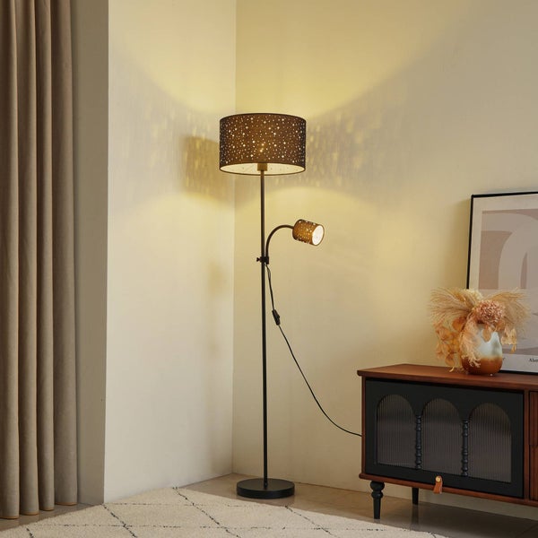 Stehleuchte mit Leselampe in einem Wohnzimmer