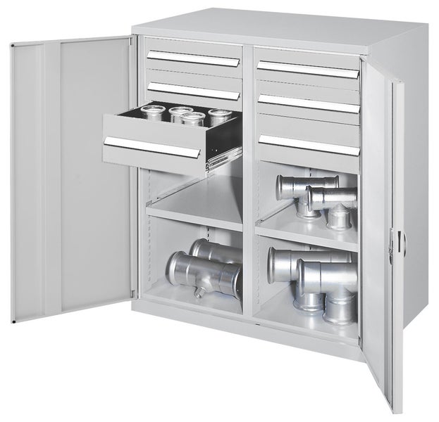 Metall-Werkstattschrank mit zwei offenen Türen, sechs Schubladen und Regalfächern, gefüllt mit Rohrfittings und Metalldosen.