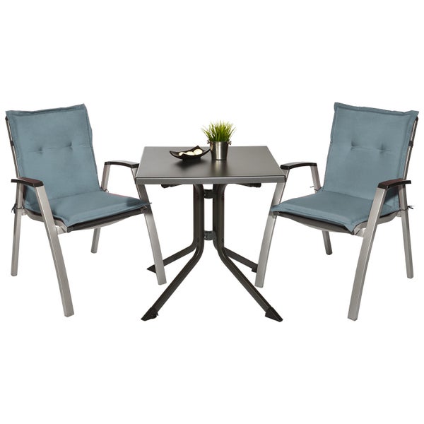 Dreiteiliges Gartenmöbel-Set bestehend aus zwei Stühlen mit Polsterauflagen und einem quadratischen Gartentisch aus Aluminium.