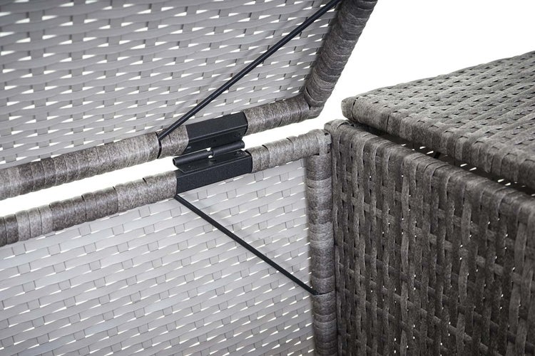 Detailansicht einer Gartenbox mit Rattanoptik und geöffnetem Deckel