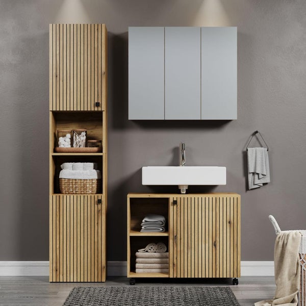 Badezimmermöbel Set mit Waschtischunterschrank, Spiegelschrank und Hochschrank in Holzoptik mit Lamellenfronten in einem modernen Bad.