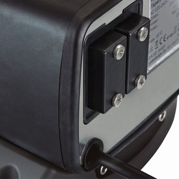 Detailansicht eines Oase Geräts mit Typenschild, verschraubten Abdeckungen und Kabelausgang.