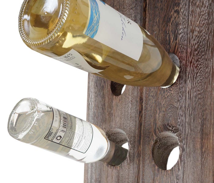 Weinregal aus Holz mit zwei Weinflaschen