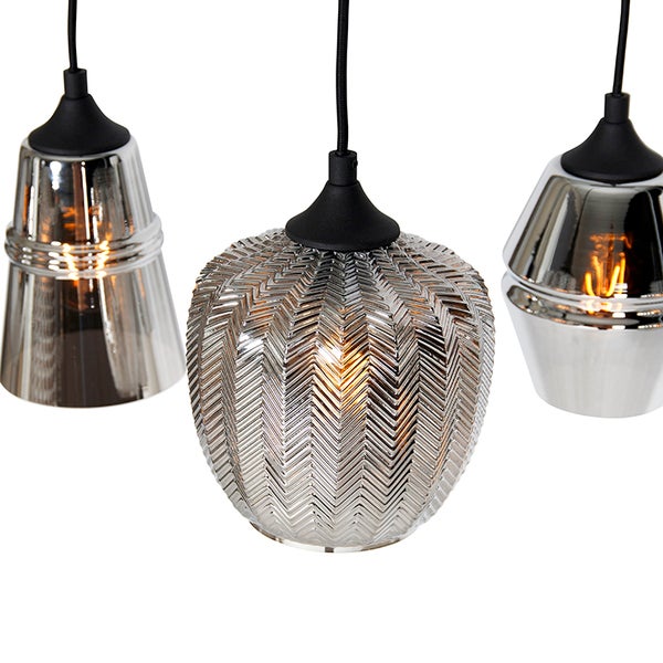 Drei silberfarbene Pendelleuchten mit unterschiedlichen Formen und Designs