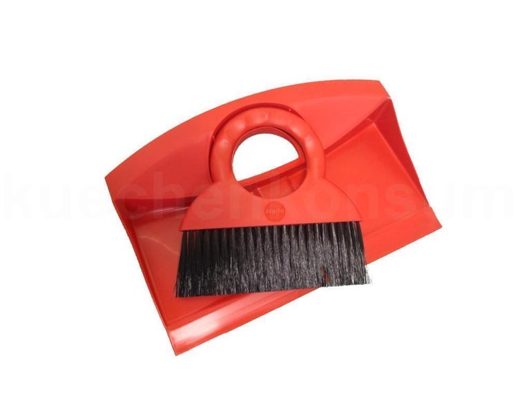 Rote Kehrgarnitur aus Kunststoff mit Handfeger und Kehrschaufel, Hailo Logo.