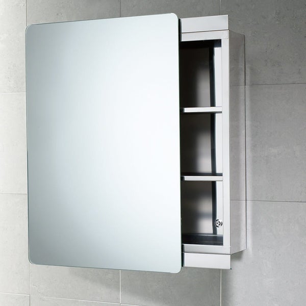 Offener Spiegelschrank mit Regalen an einer Badezimmerwand