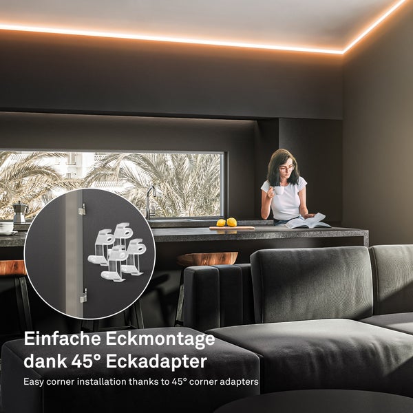 Weiße 45-Grad-Eckadapter für LED-Streifen in einer modernen Küche mit Deckenbeleuchtung.