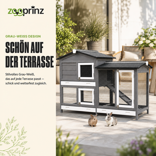 Grau-weißer zweistöckiger Kaninchenstall aus Holz mit Drahtgitter und Bitumendach auf einer hellen Terrasse mit zwei Kaninchen. Zooprinz Logo.