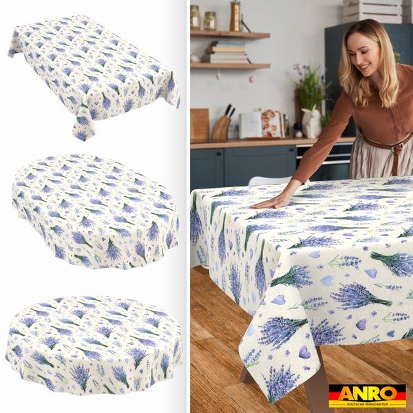 Abwaschbare Tischdecke mit Lavendel-Motiv in eckiger, ovaler und runder Form auf einem Holztisch in einer hellen Küche.